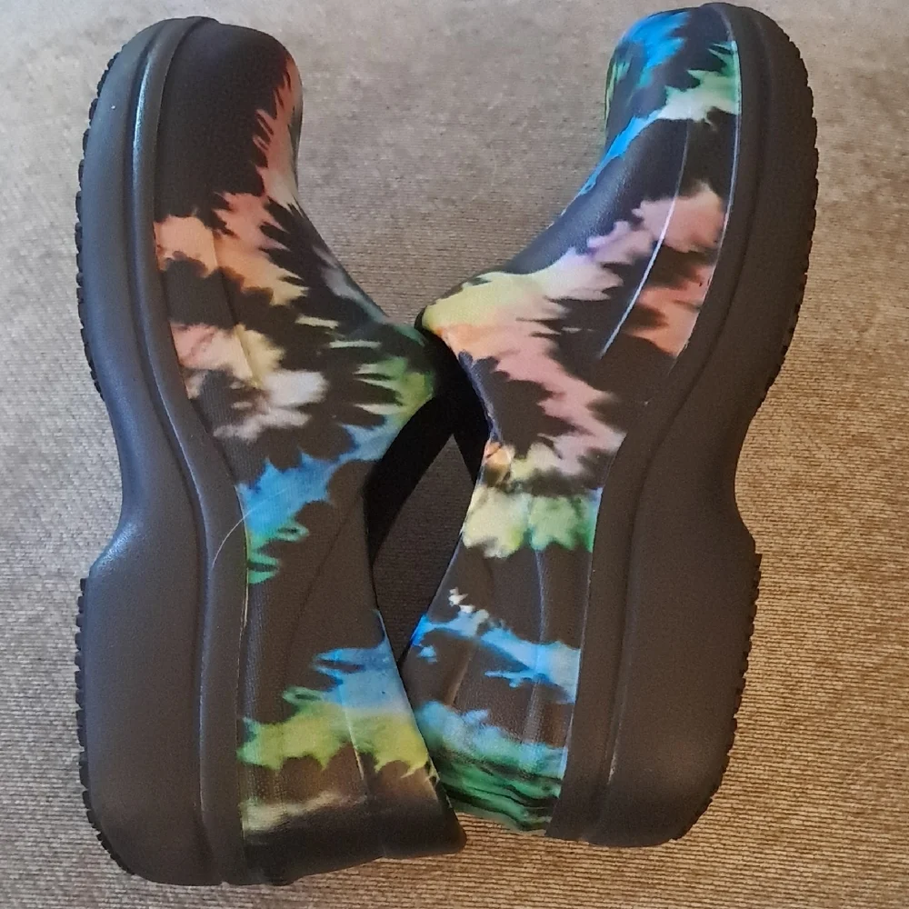Tie Dye Crocs Clogs Like New condition women's size 7 - Picture 10 of 10